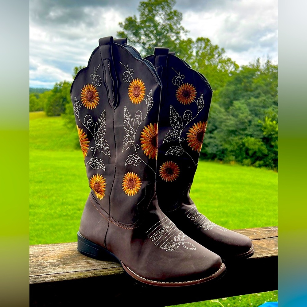 Women’s sunflower cowboy boots